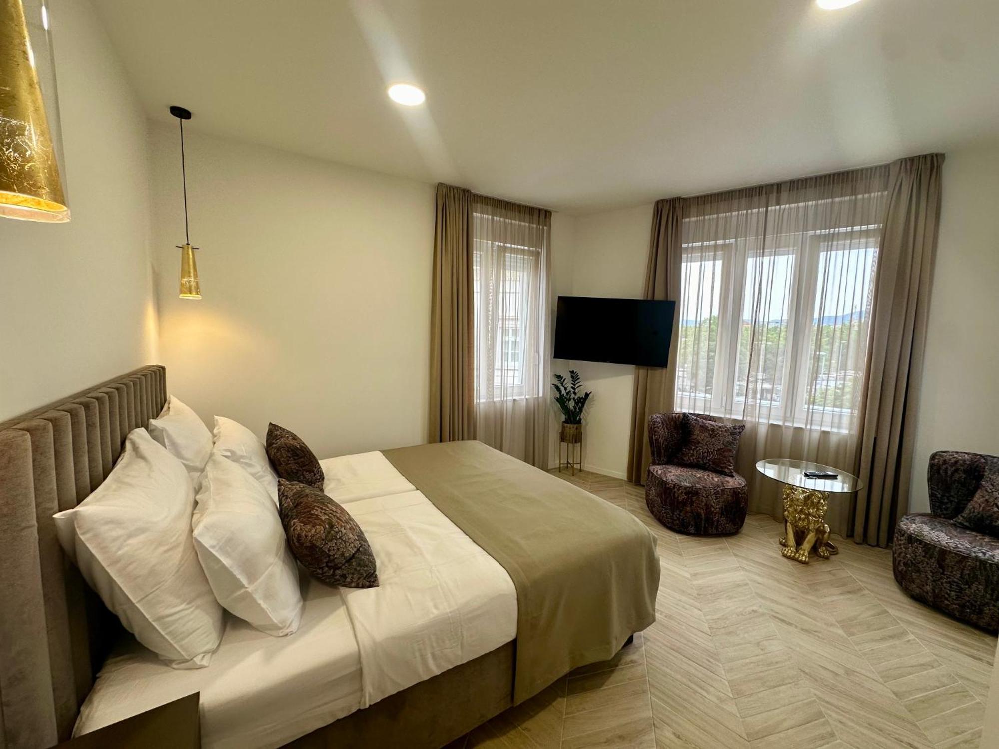 Mariani Luxury Rooms In Center Split Exterior photo